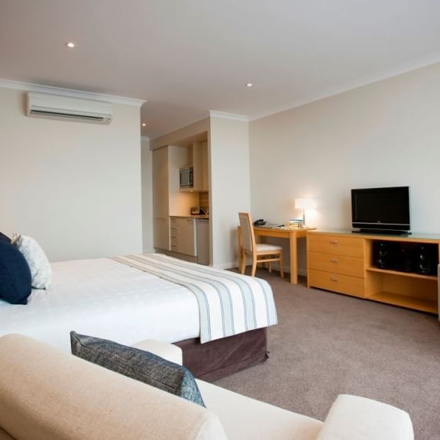 Interior view of standard king room at Mercure Kooindah Waters