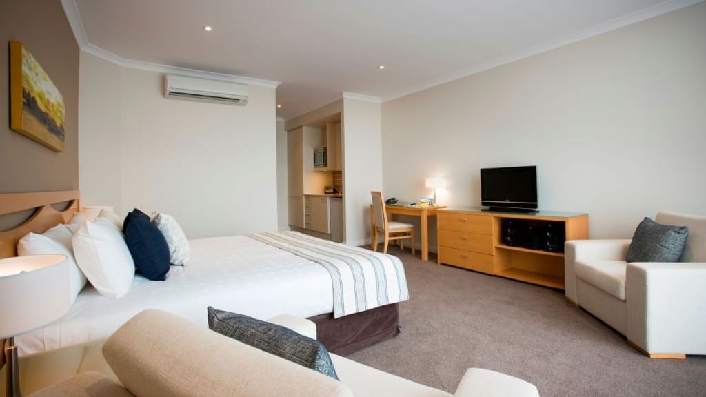 Interior view of standard king room at Mercure Kooindah Waters
