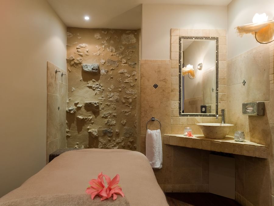 Spa area with accessories at Hotel aux vieux remparts