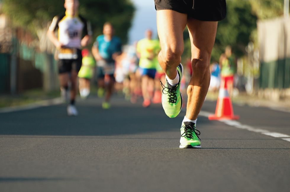 Personas corriendo en una pista de maratón cerca de One Hotels