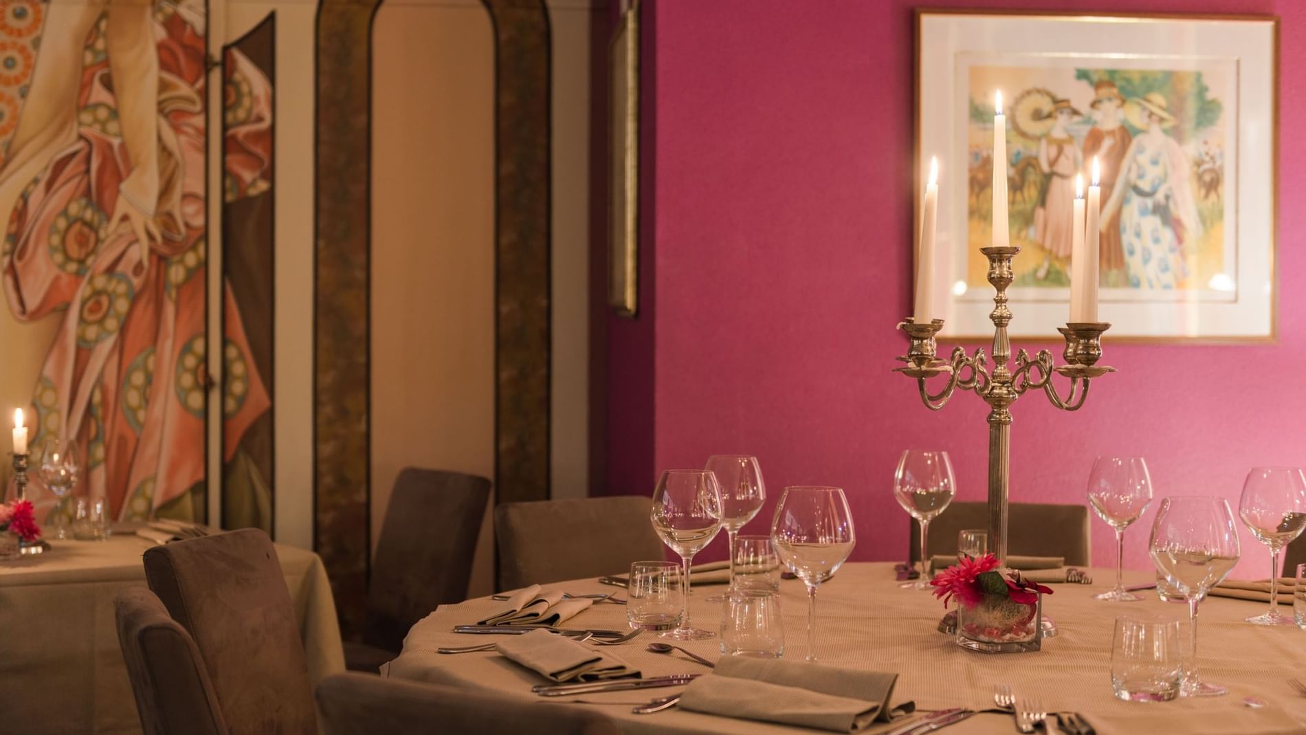 Dining tables in de L'ange Restaurant at Originals Hotels