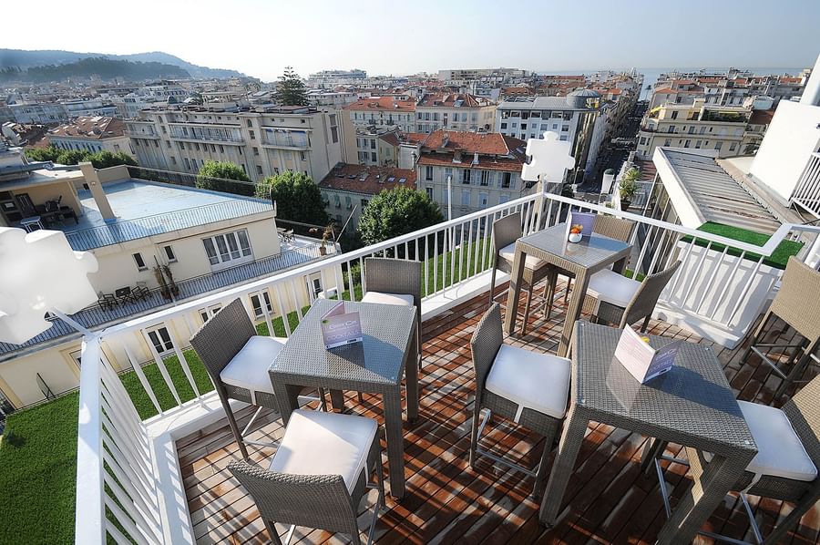 Espace de restauration sur le toit avec vue sur la ville au Splendid Hotel & Spa Nice