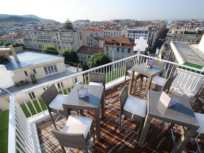 Disposition des chaises sur la terrasse du 9e étage avec vue sur la ville à l'hôtel Splendid & Spa de Nice