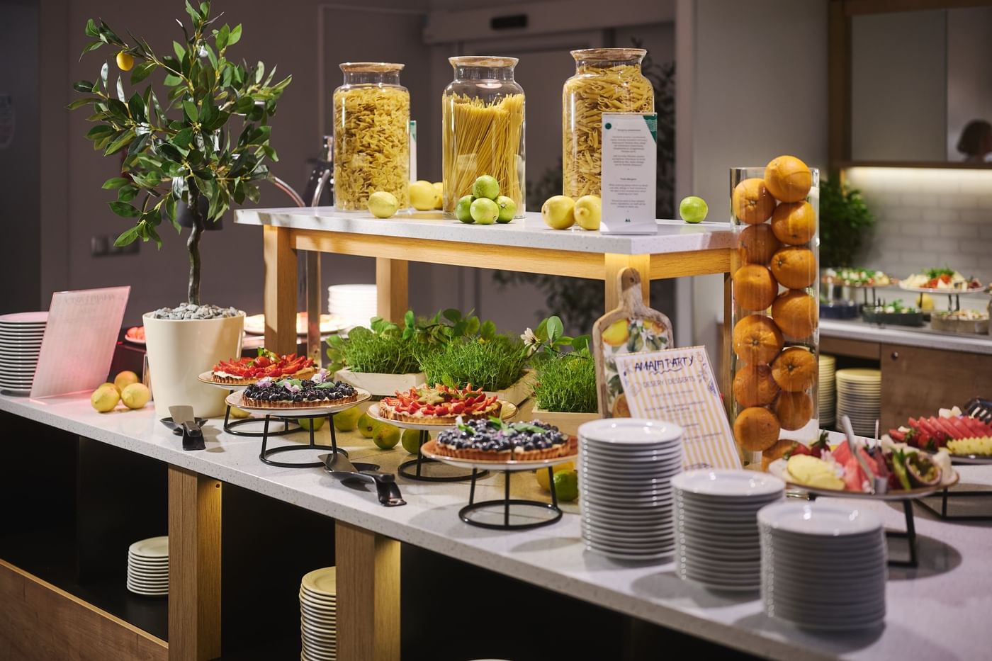 Włoski bufet w metro bar & bistro – tarty, owoce i makarony
