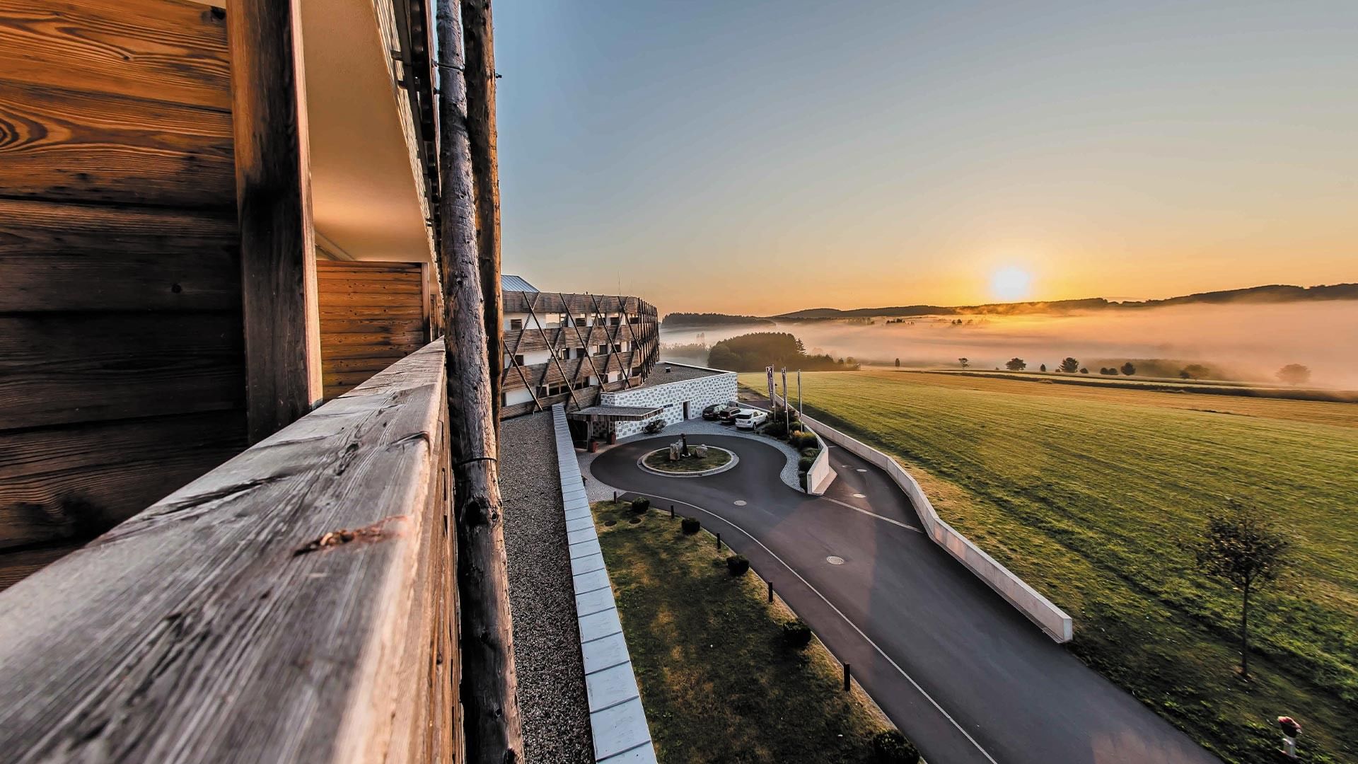 Vista aerea del Falkensteiner Hotel Bad Leonfelden con tramonto e nebbia al mattino