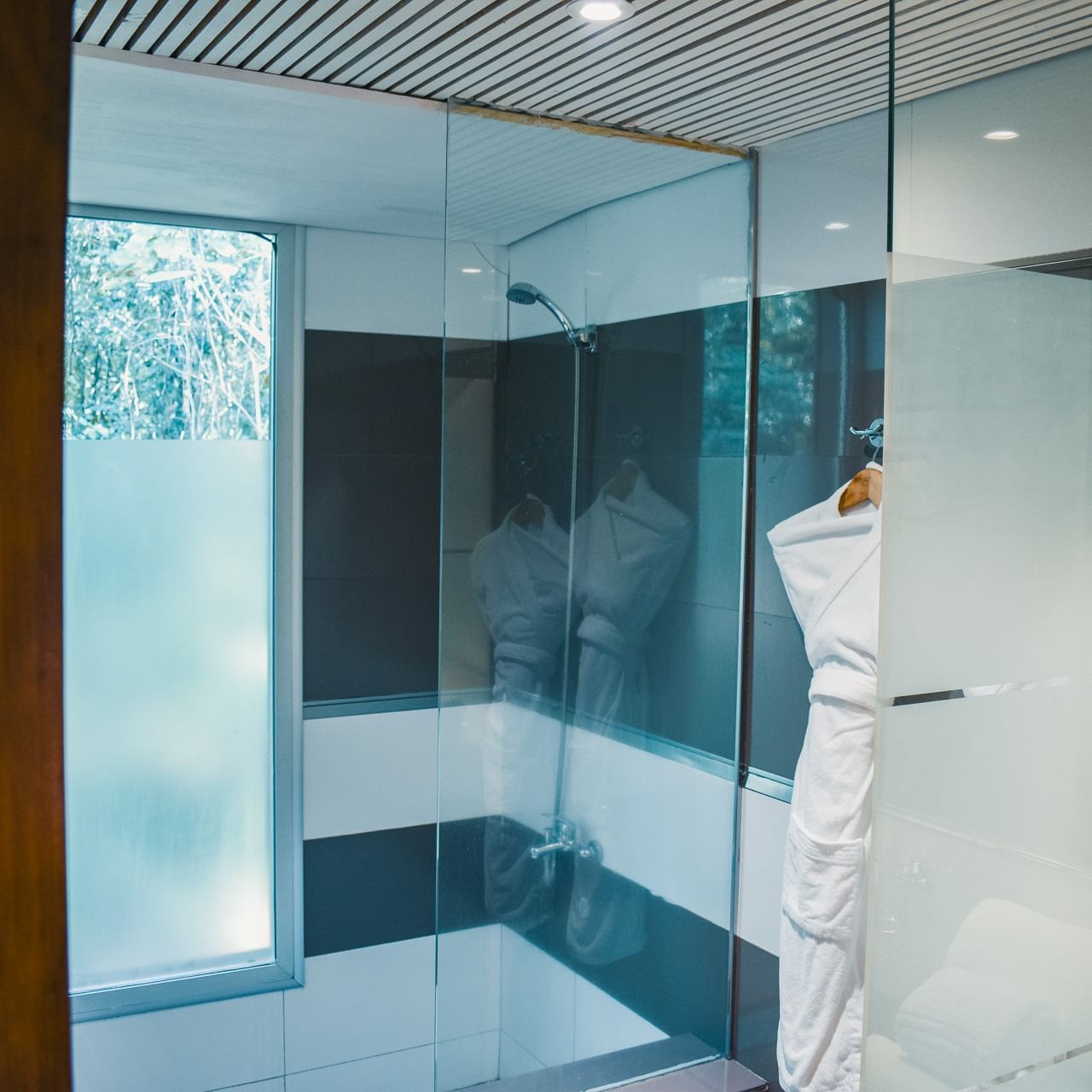The bathroom shower area in a room at La Cantera Lodge de Selva