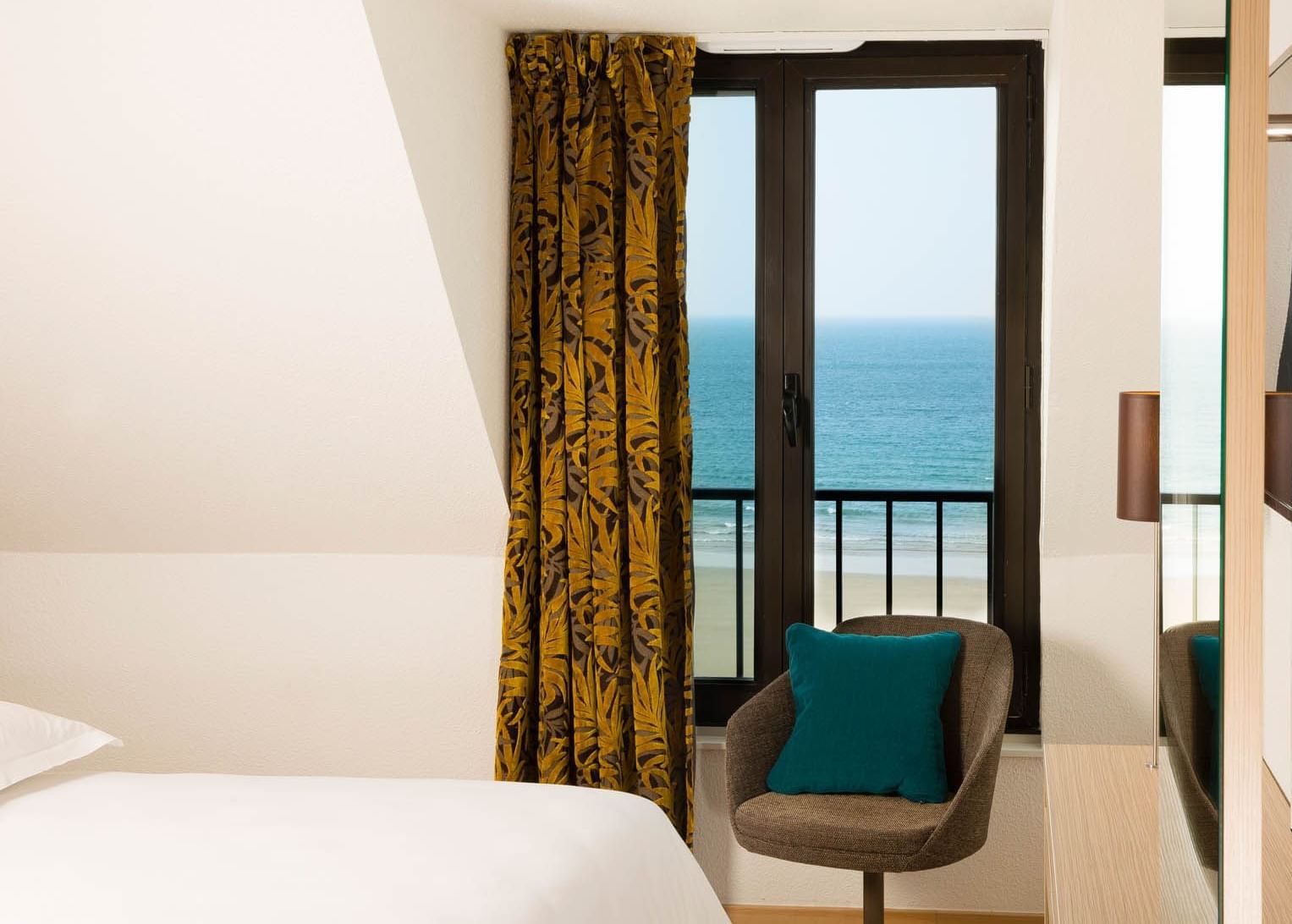 Bed & lounger, Duplex Room Sea View, Escale Oceania Saint-Malo