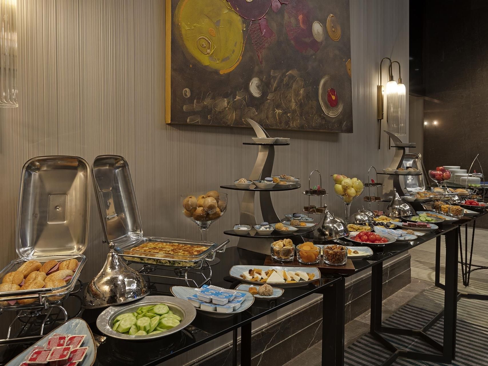  Titanic Business Kartal’ın Titanic Coffee alanında, özenle hazırlanmış büfe masasında birbirinden lezzetli yiyecek çeşitleri sunulmaktadır.