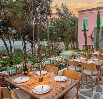 Titanic Luxury Collection Bodrum’daki Pascarella Restoran’ın zarif açık terasında keyifli bir yemek deneyimi.