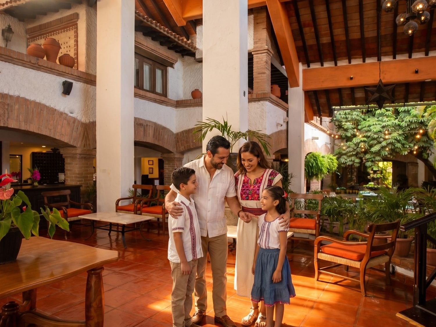 Familia reconectando en el lobby de estilo hacienda mexicana de Hacienda Buenaventura Hotel & Mexican Charm en Puerto Vallarta