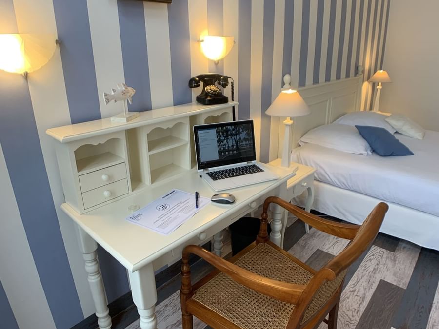 Working desk in a room at Hotel Roca-Fortis