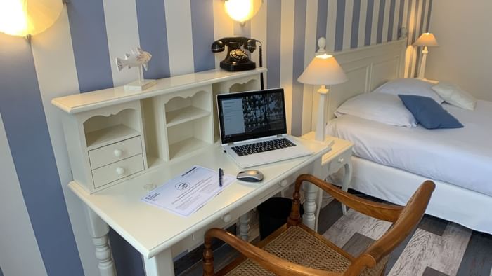 Working desk in a room at Hotel Roca-Fortis