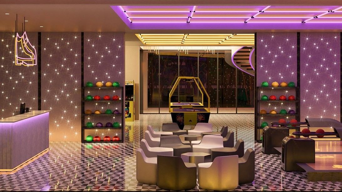 Asientos lounge chic cerca de la bolera en Fiesta Americana Funeeq Punta Cana con iluminación de neón