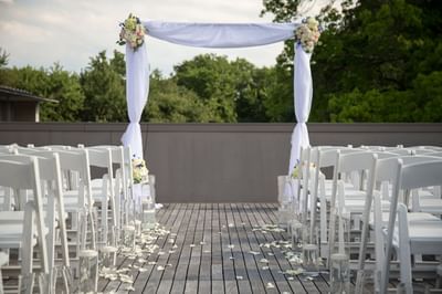 An outdoor wedding ceremony arranged at The J House Greenwich, a boutique hotel in Greenwich for events and meetings
