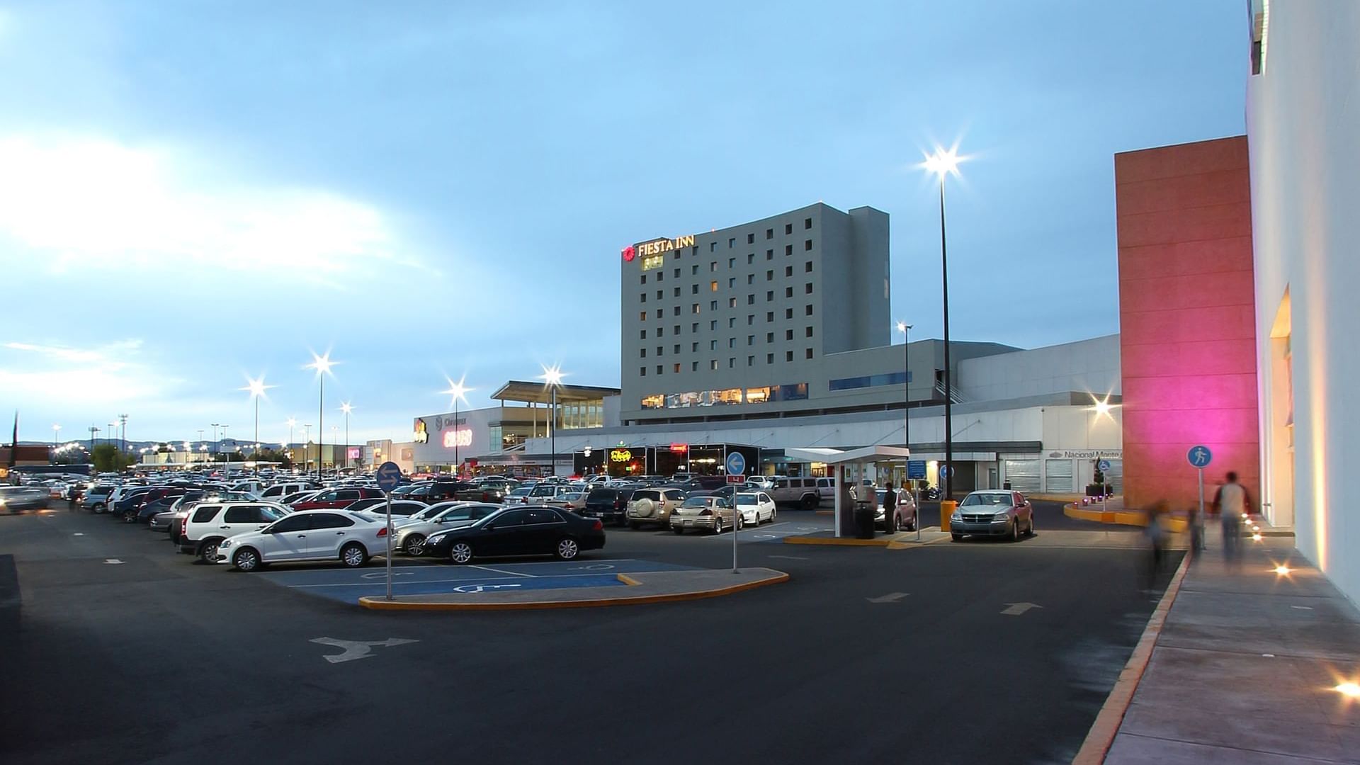 Exterior view of the hotel & car park at Fiesta Inn Durango