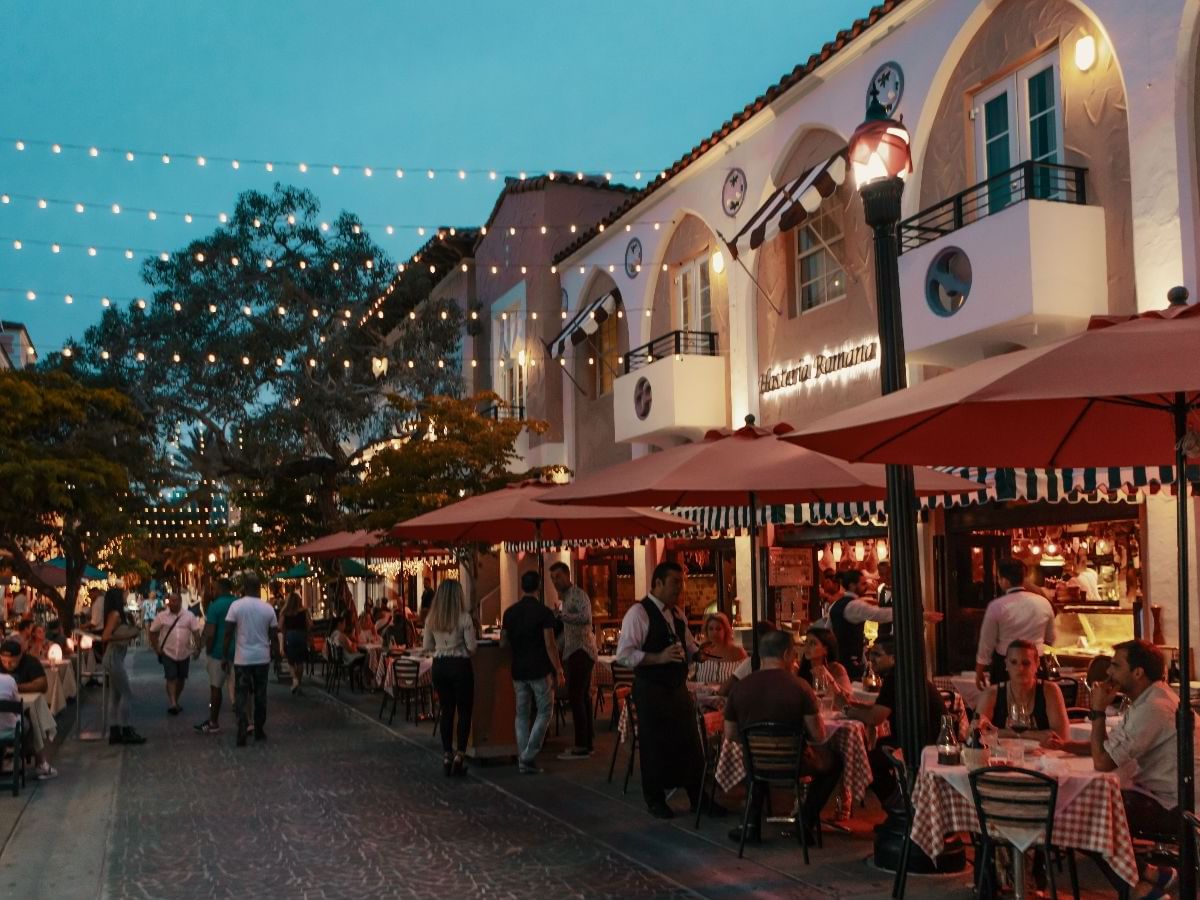 Outdoor dining in Española Way near Clinton Hotel South Beach