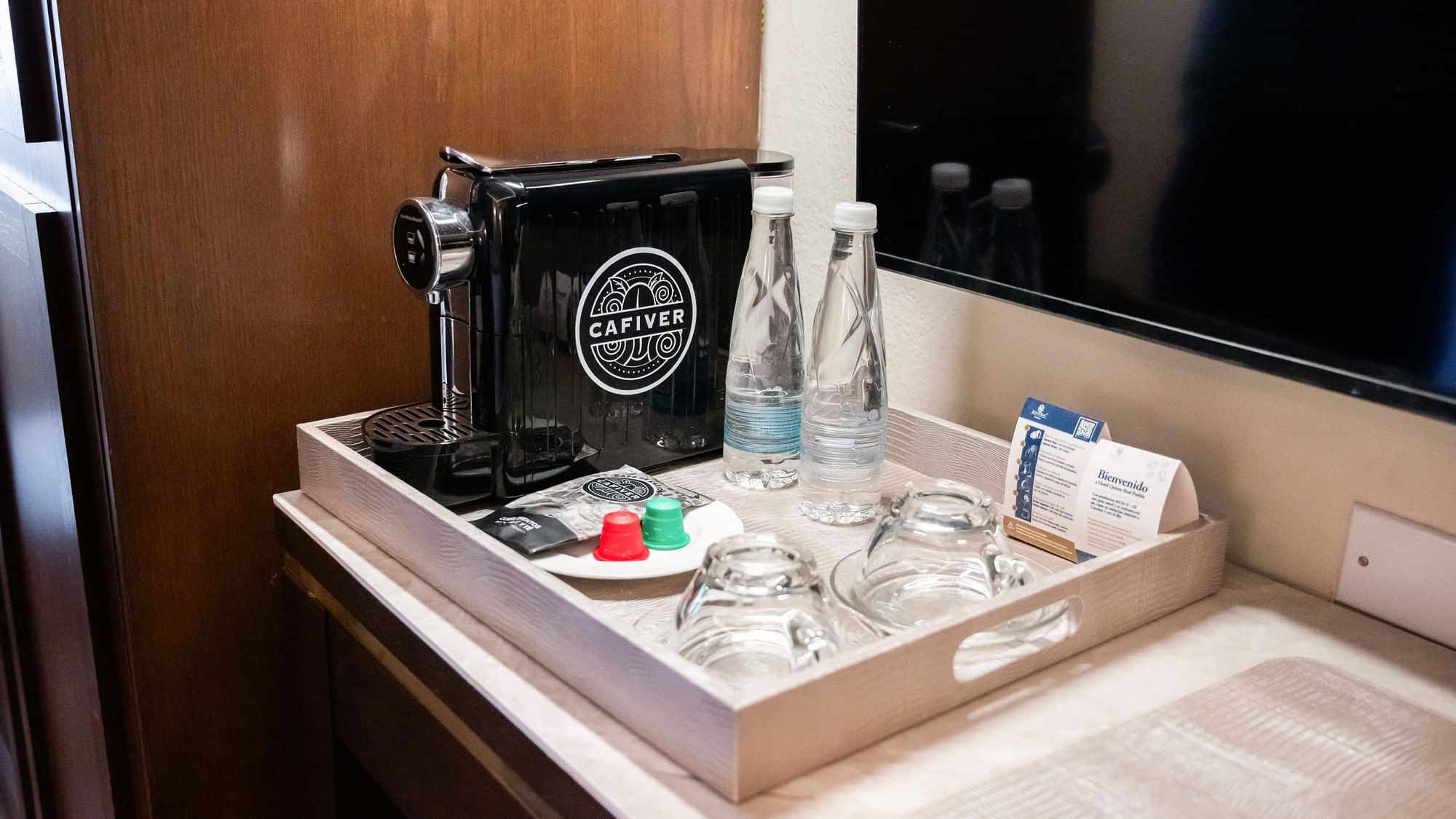 Bandeja de bienvenida con cafetera en la habitación New Class Queen en Quinta Real Puebla Heroica Puebla de Zaragoza