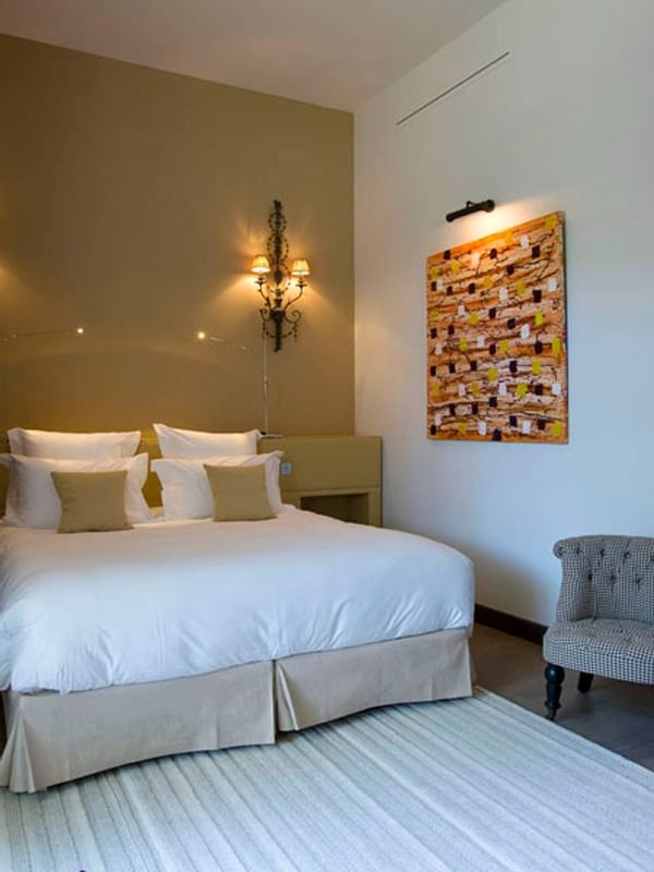 King bed & wall lamps in Junior Suite, Domaine de Manville