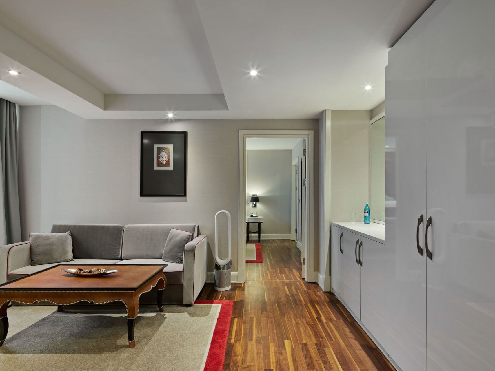 Loungebereich mit Einbauschränken in der Titanic Suite des Titanic Gendarmenmarkt Berlin