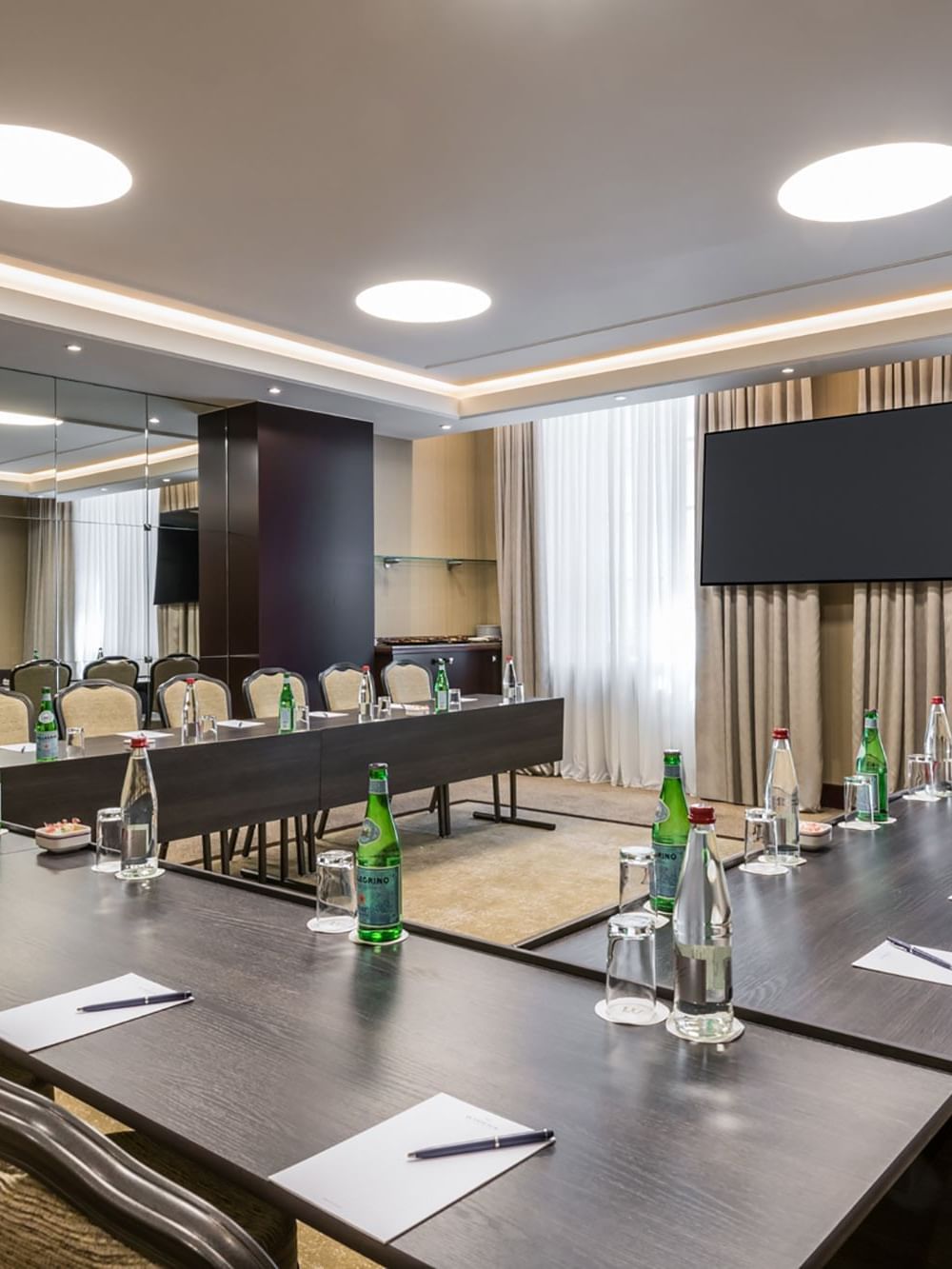 Table en U installée dans une salle de réunion à Warwick Bruxelles