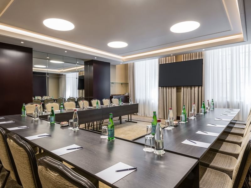 Meeting U shape table at Warwick Brussels