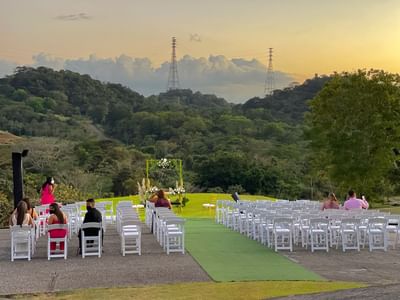 Una boda al atardecer con la selva tropical de fondo, celebrada en el Hotel Summit en Panamá