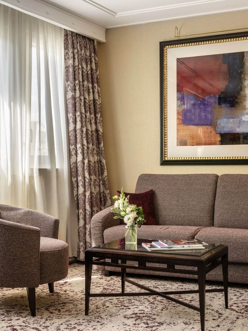 Une chambre Junior Suite à la décoration élégante et dotée d'un lit douillet au Warwick Champs-Élysées Paris.