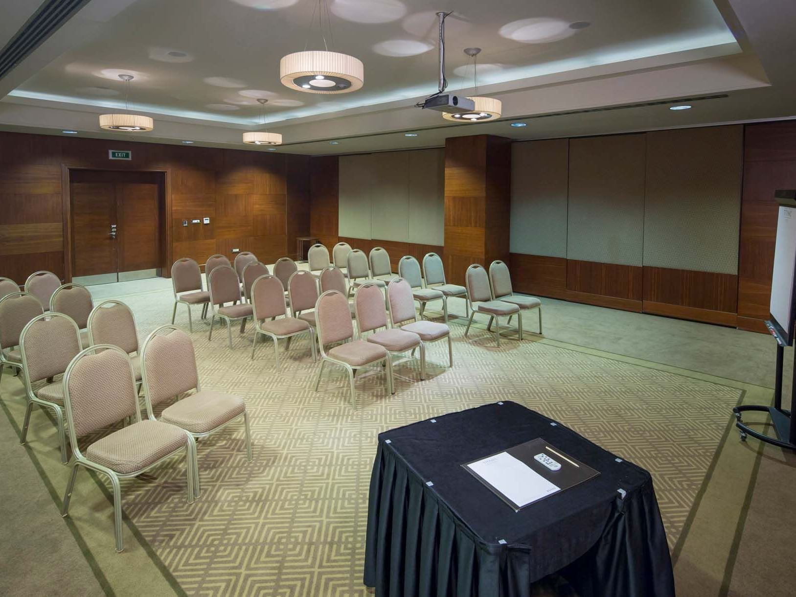 Titanic Business Kartal’daki Majorca toplantı salonunda, sınıf düzeninde sandalyelerle hazırlanmış toplantı odası.