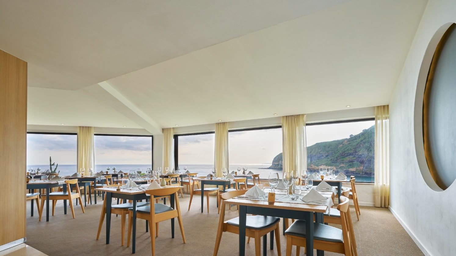 Dining area with the ocean view in Restaurante Barrocas do Mar at Bensaude Hotels