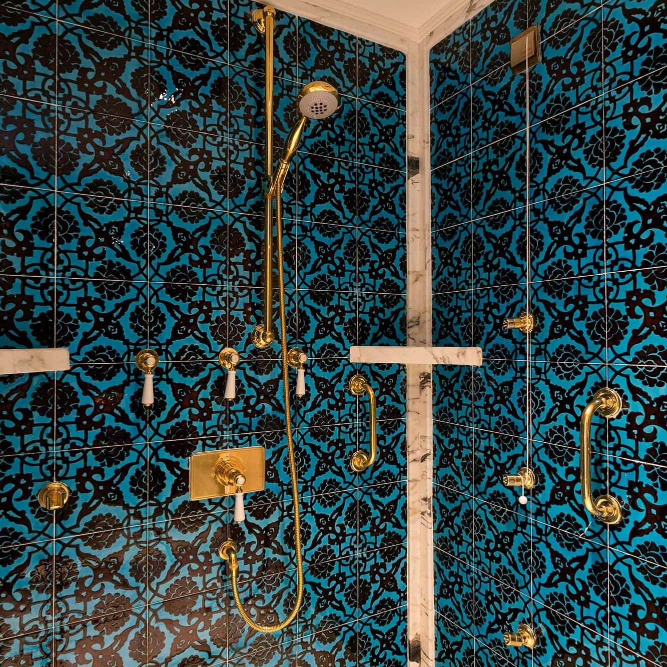 Titanic Mardan Palace’daki King Süit’in duş alanının yakından görünümü.