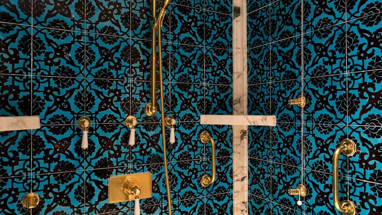 Titanic Mardan Palace’daki King Süit’in duş alanının yakından görünümü.