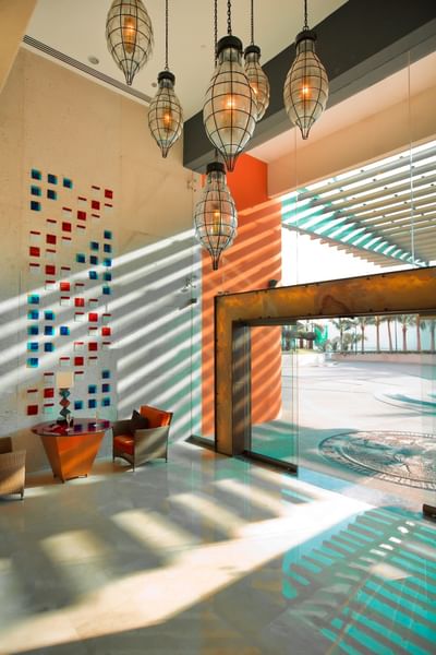 Foto del hotel Sunset Plaza Beach Resort tomada en el lobby con iluminación moderna, arte colorido en las paredes y muebles elegantes