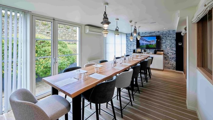 Salle de réunion élégante avec table en bois et chaises à l'Hôtel La Marébaudière.