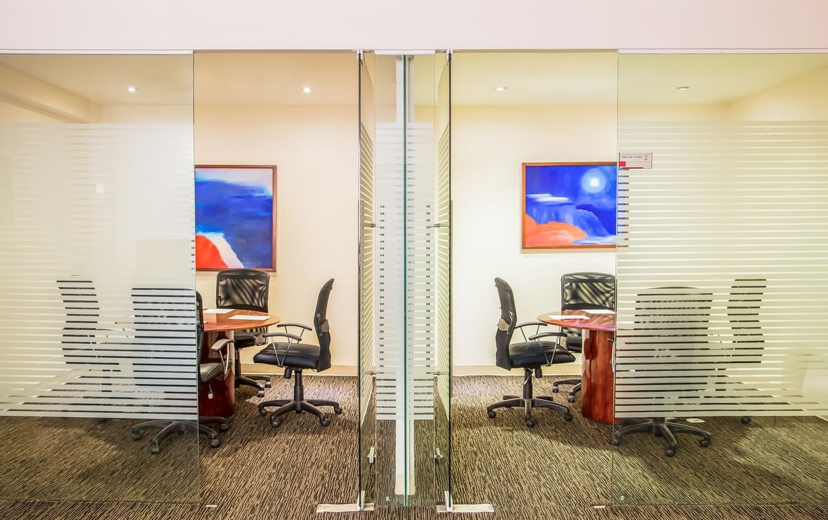 Salones de reuniones privados con accesorios de negocios en Fiesta Inn