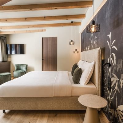 Elegantes Doppelzimmer Bergwald mit modernem Design und Bergblick im Falkensteiner Hotel Antholz.