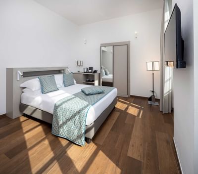 Aedes Room with a double bed and TV at Sublimis Boutique Hotel Camogli