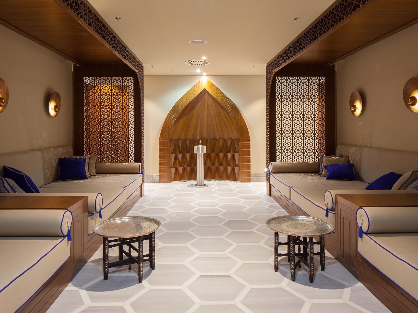 Eleganter Raum mit Sitzbänken, niedrigen Tischen und geometrischen Mustern – Titanic Chaussee Berlin.