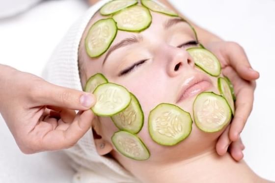 Mujer recibiendo un Mini Facial en Orquidea Spa & Wellness en Los Altos Resort