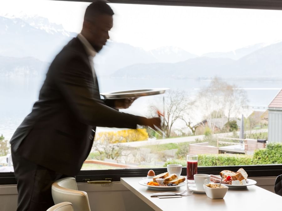A waiter serves a meal at Hotel beauregard