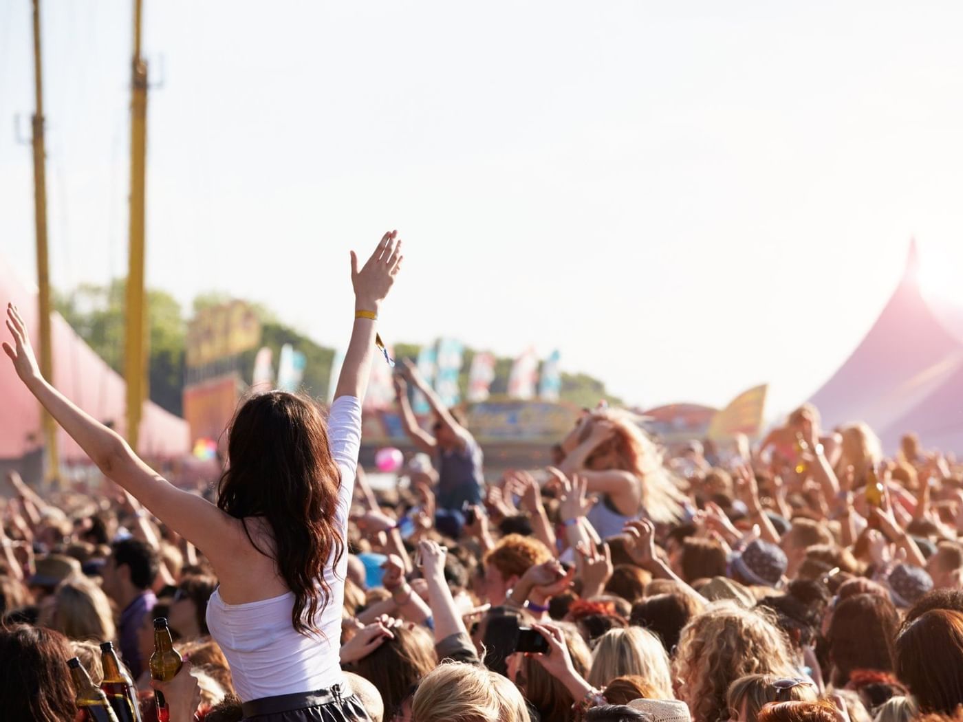 Gran multitud en un espectáculo al aire libre cerca de Grand Fiesta Americana