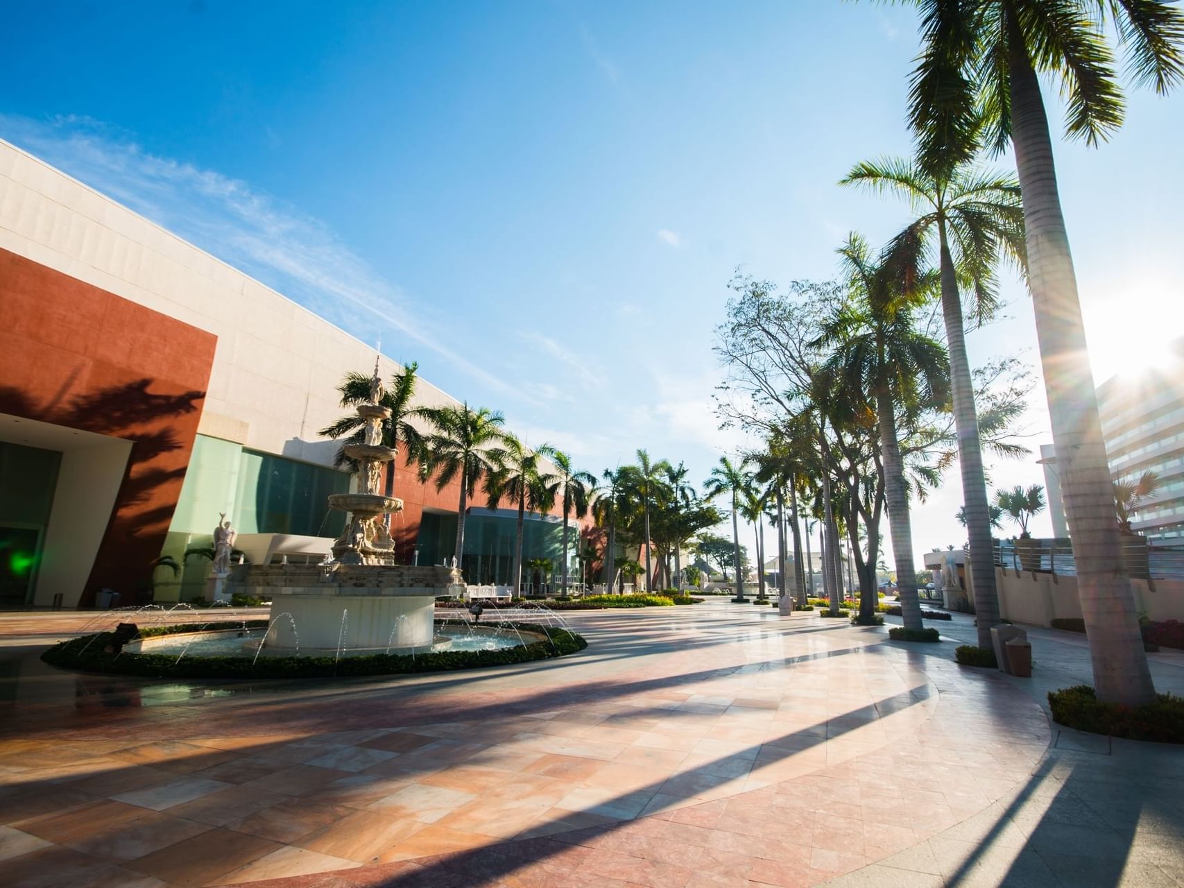 Vista exterior del Paseo Marítimo de Mundo Imperial