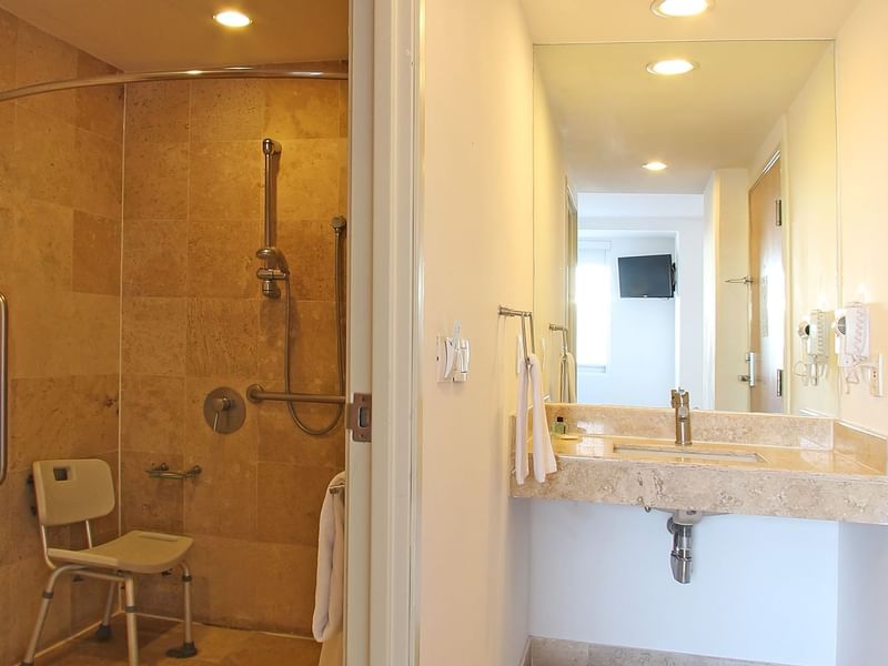Área de tocador del baño en habitación accesible en One Hotels