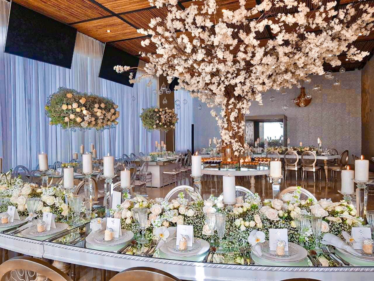 Table set-up with floral deco in a event at Hotel Dann Carlton Baranquilla