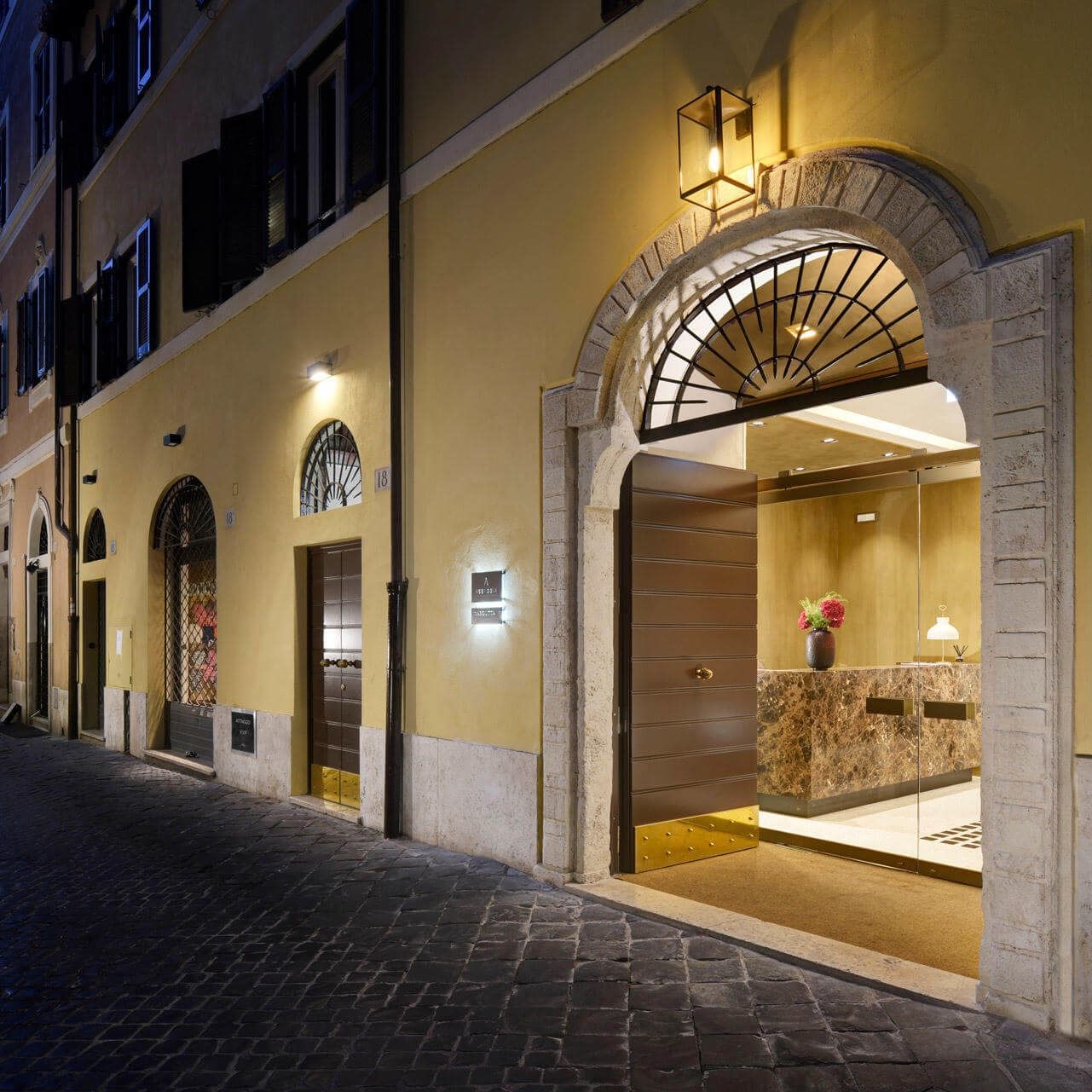 Entrance of hotel Margutta 19 near Rome Luxury Suites