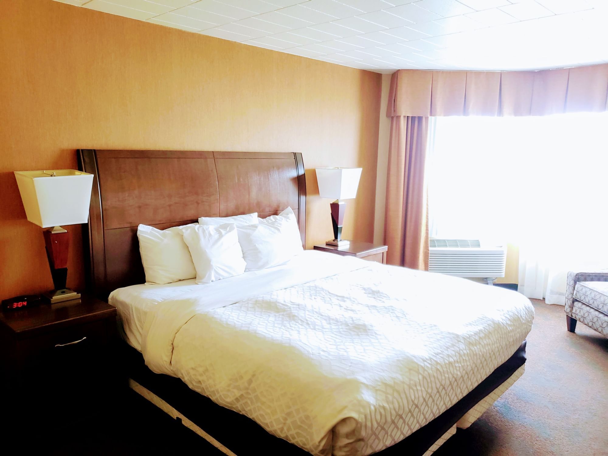 Bedroom Arrangement in King Room at Evergreen Resort