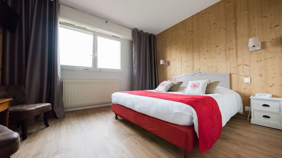 King size bed in Muscat room at Originals Le Kastelberg