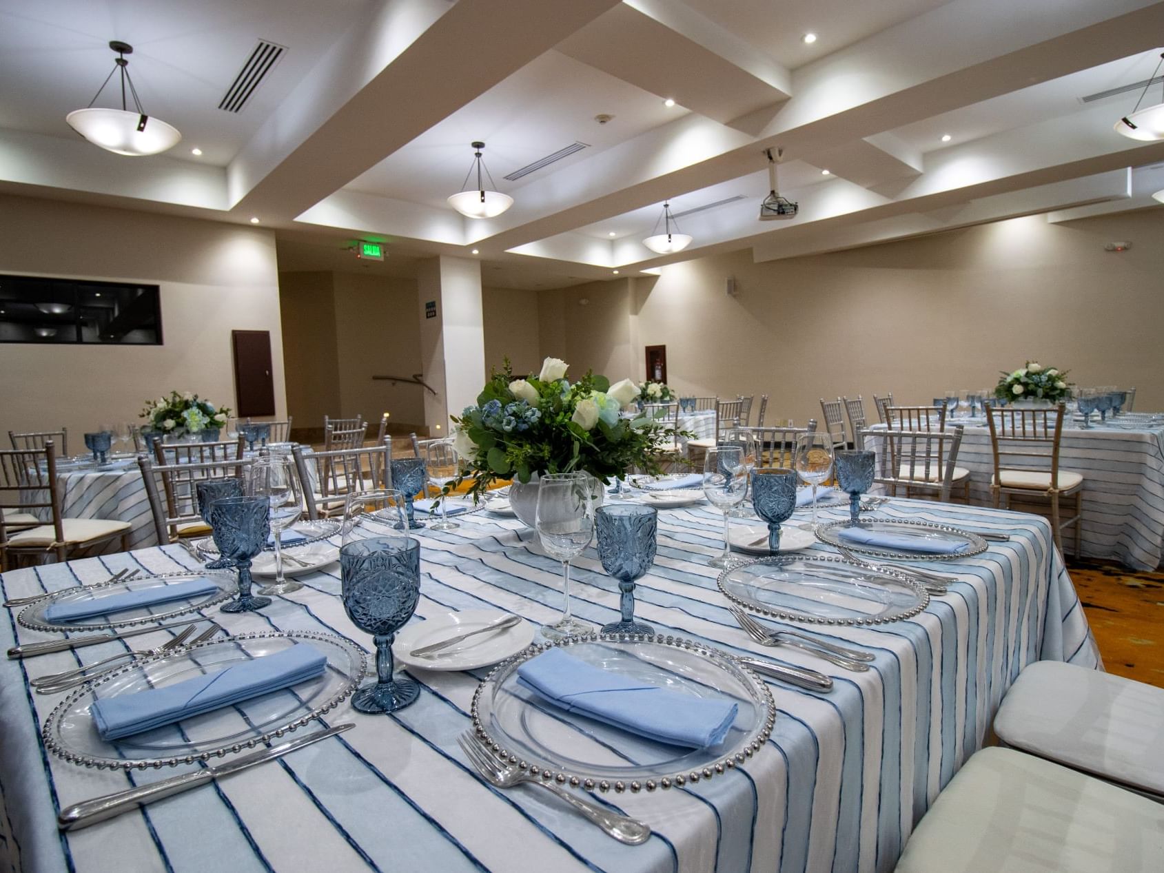 Salón de eventos preparado para cena formal