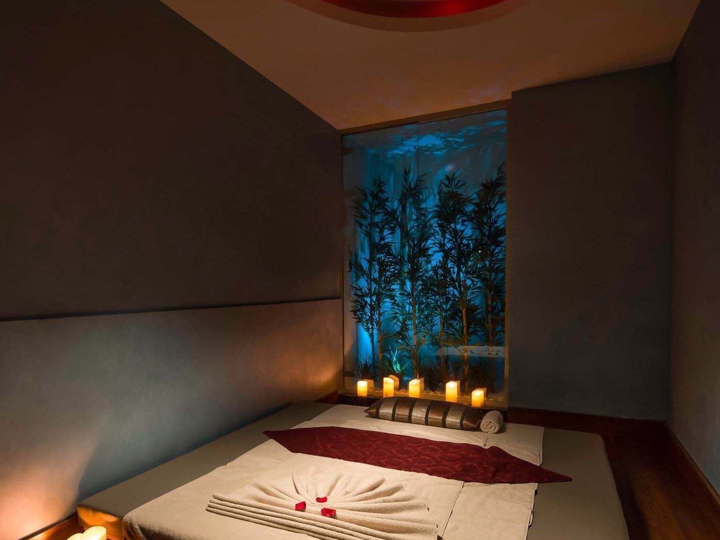 BeFine Spa’nın dingin atmosferinde, bambu desenli pencere eşliğinde mumlarla aydınlatılmış masaj yatağı, Titanic Port Bakırköy’de beden ve ruhun uyumunu yeniden keşfetmenizi sağlıyor