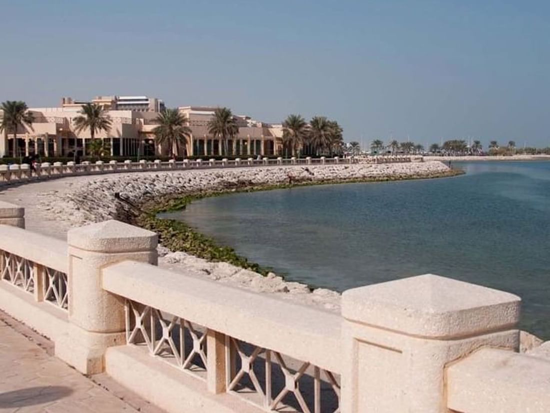 La Corniche d'Al Khobar, avec sa balustrade blanche sous un ciel dégagé, près d'un complexe balnéaire situé à proximité de Naviti by Warwick Al Khobar