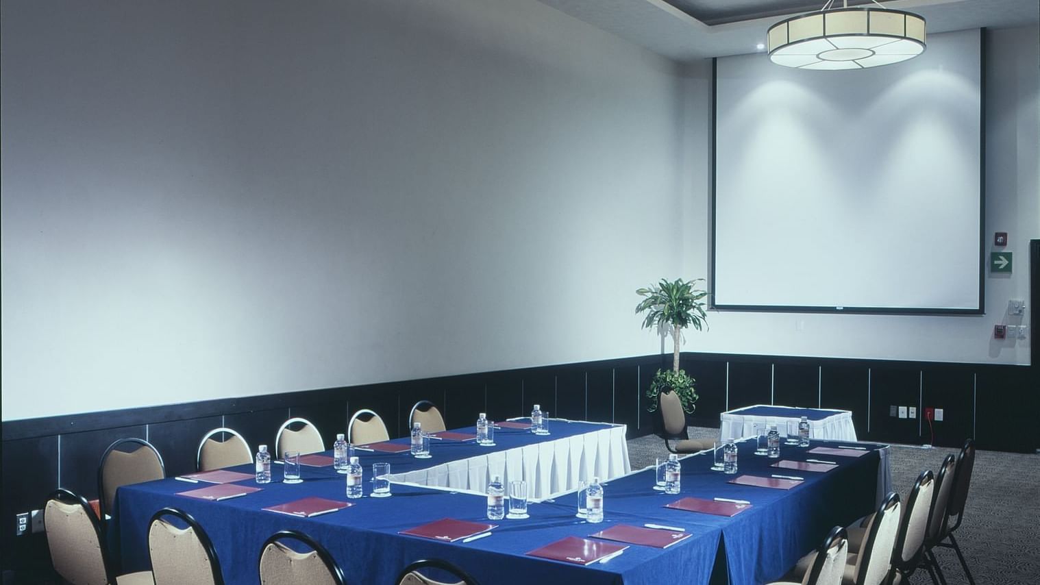 U shaped set-up in a meeting room at Fiesta Inn Ciudad Obregón